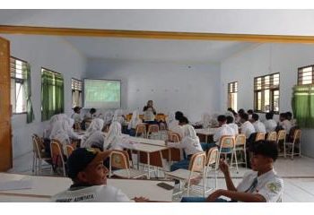 Asistensi Mengajar, Mahasiswa UM Dorong Siswa SMKN 2 Trenggalek Peduli Lingkungan 6 Mahasiswa UM.