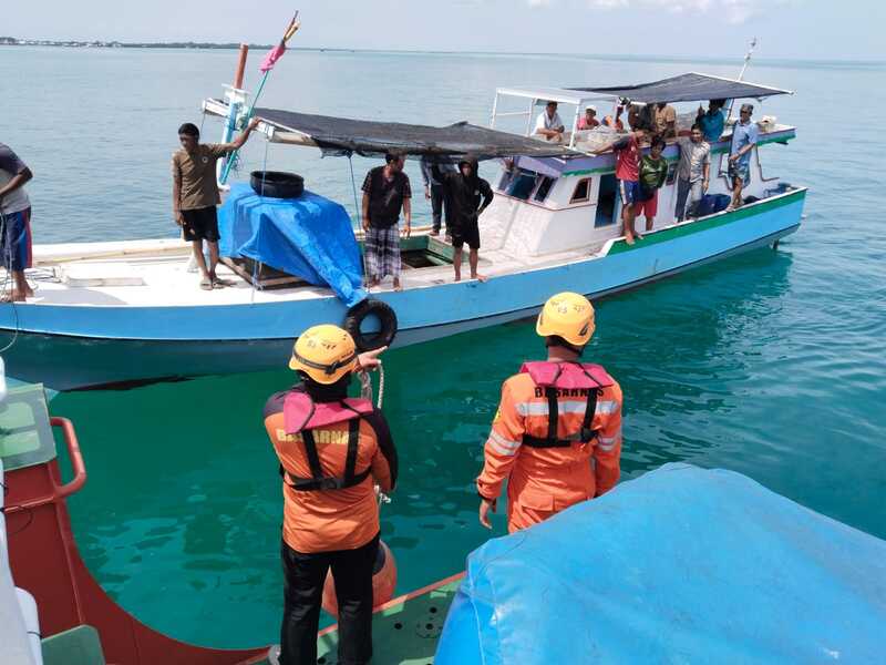 5 Hari Terombang-Ambing di Laut, Nelayan Sumenep Selamat usai Perahunya Diserang Hiu 2 Nelayan di Sumenep.
