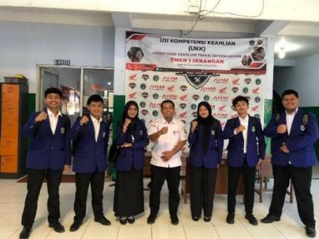 Mahasiswa UM di SMKN 1 Jenangan.