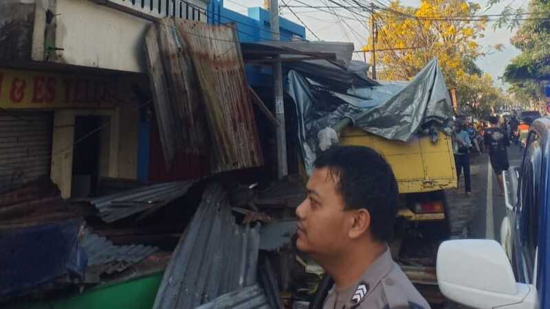 Rusak Parah! Truk di Kota Batu Oleng Tabrak Mobil hingga 4 Rumah Warga 2 Kecelakaan truk di Kota Batu.