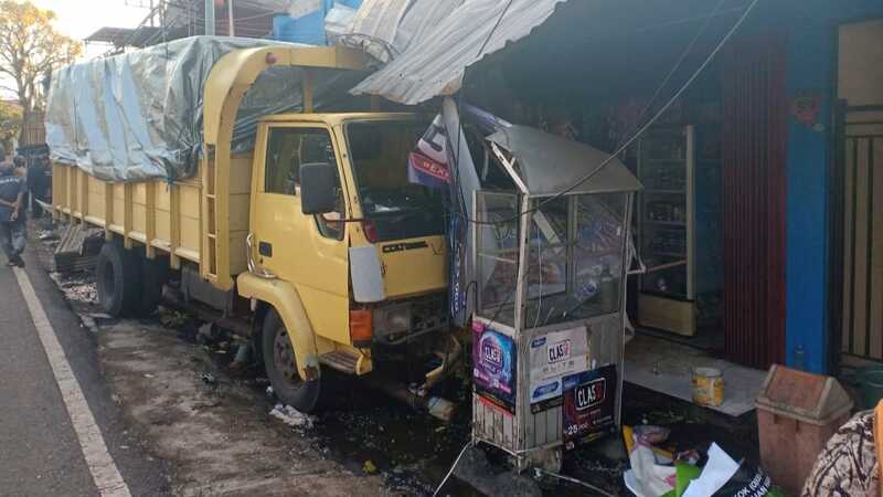 Rusak Parah! Truk di Kota Batu Oleng Tabrak Mobil hingga 4 Rumah Warga 1 Truk di Kota Batu.