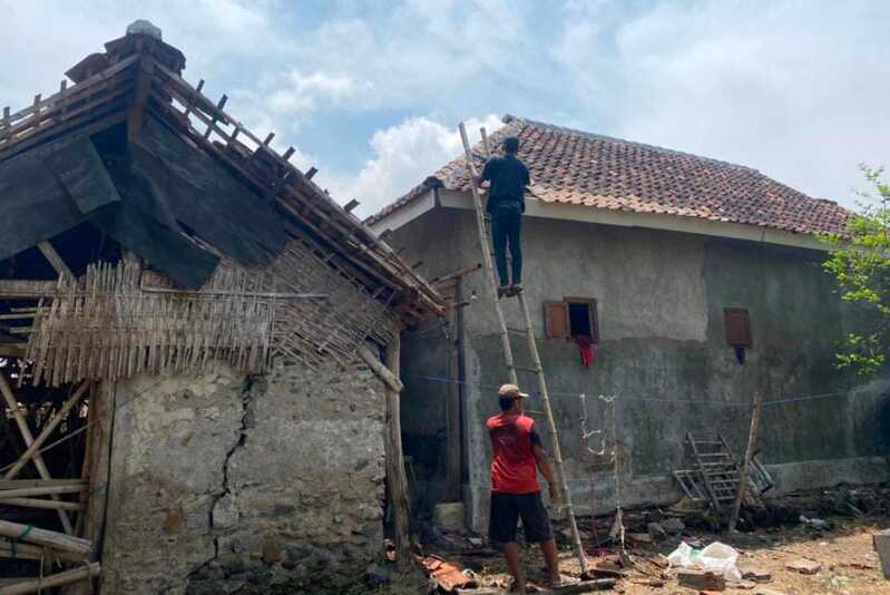 Angin Puting Beliung Terjang Lekok Pasuruan, 6 Rumah dan 1 Sekolah Rusak 1 Angin puting beliung.