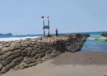 Pantai Watu Ulo.