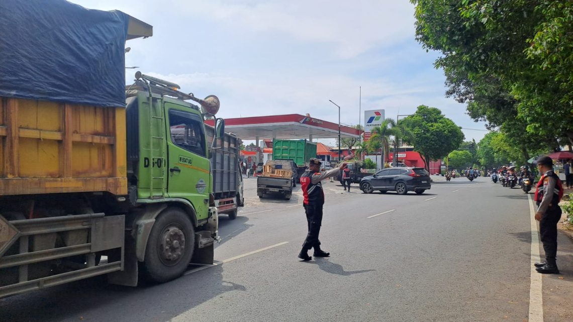 Ketua Komisi II DPRD Tuban Desak Pertamina Atasi Kelangkaan Solar 1 Antrean panjang kendaraan yang masuk SPBU untuk mengisi BBM bersubsidi solar. Foto dok. Rochim
