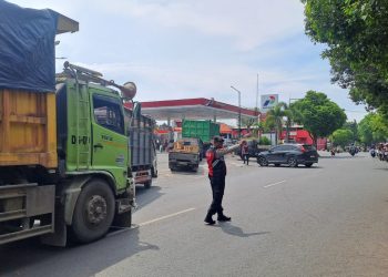Solar Langka! Truk Mengular di SPBU Tuban 