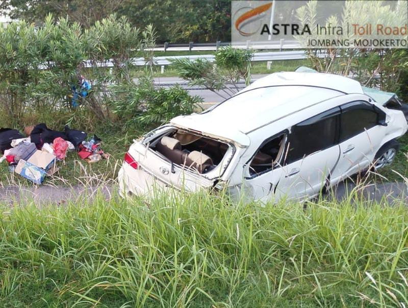 Avanza Berpenumpang 5 Orang Oleng di Tol Jombang-Mojokerto 1 Mobil Avanza terjun setelah oleng di tol Jombang-Mojokerto (dok Astra Tol Jomo)