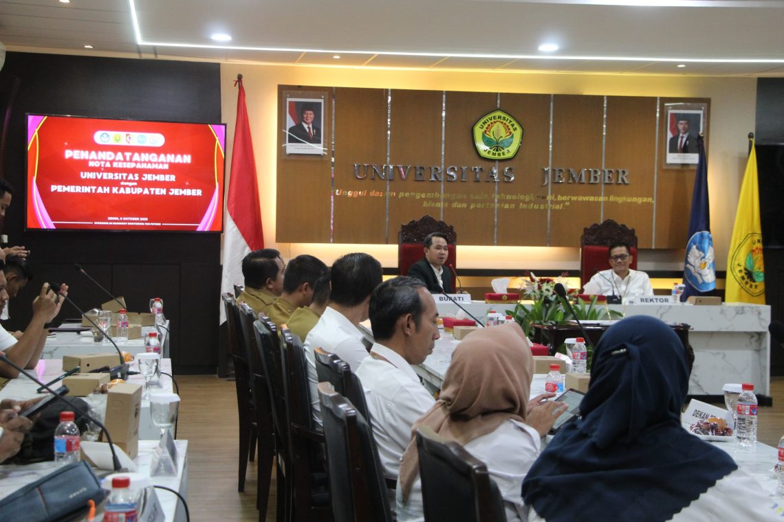 Darurat Kemiskinan Ekstrem, Pemkab Jember Gandeng Unej Perkuat Kerja Sama Strategis 1 Sesi diskusi usai acara penandatanganan Nota Kesepahaman (MoU) antara UNEJ dan Pemkab Jember. Foto / dok Unej