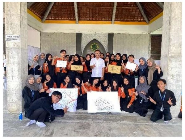 Mahasiswa UM Kenalkan 'CheLi' Sebagai Inovasi Pembelajaran Kimia di SMAN 1 Tulungagung 1 CheLi