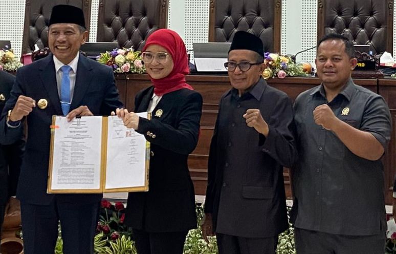 DPRD Kota Malang Soroti Program Rp50 Juta per RT, Ingatkan Jangan Abaikan Pendidikan dan Kesehatan 1 Ketua DPRD Kota Malang, Amithya Ratnanggani Sirraduhita menyetujui rancangan KUA PPAS APBD 2026 (M Sholeh)