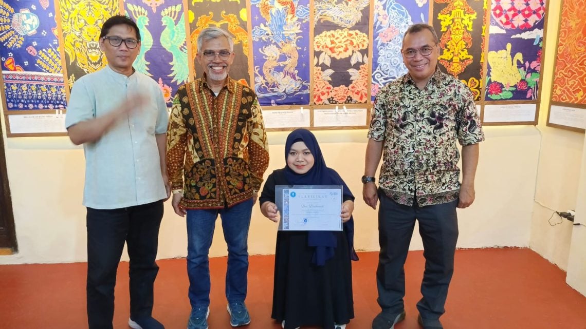 Dwi Lindawati, Wartawan Tugujatim.id Jadi Peserta Terbaik Journalism Fellowship on CSR 2025 Batch II 1 Dari kiri, mentor JFC Batch 2 Jamalul Insan, Direktur GWPP Nurcholis MA Basyari, wartawan difabel Tugu Jatim ID, Dwi Lindawati, dan mentor JFC Batch 2 Frans Sudiarsis foto bersama saat acara penutupan program JFC Batch II 2025 di Rumah Batik, Kamis (09/10/2025). (Foto: dok GWPP)