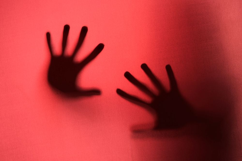 Psikolog UIN Malang Soroti Kasus Pencabulan Anak di Bawah Umur di Mojokerto 1 Ilustrasi kekerasan mahasiswi di Kecamatan Balung, Kabupaten Jember: kepala desa setempat diduga lalai dalam mengangani kasus tersebut. (Foto: Freepik.com)