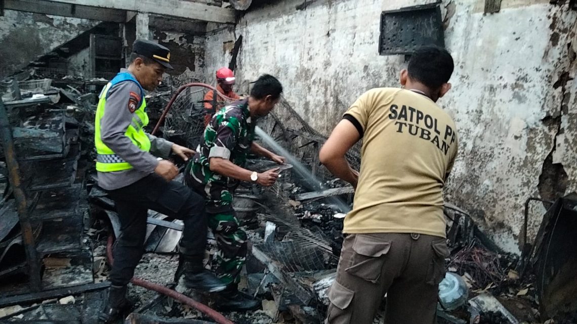 Indomaret di Tuban Ludes Terbakar, Api Diduga Berasal dari Dalam Toko 1 Indomaret di Tuban Ludes Terbakar