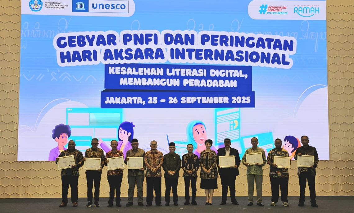 Pencapaian Pemkab Jember terima piagam penghargaan apresiasi atas dedikasi dan peran aktifnya dalam percepatan penurunan angka buta aksara. Foto / dok Diskominfo Jember