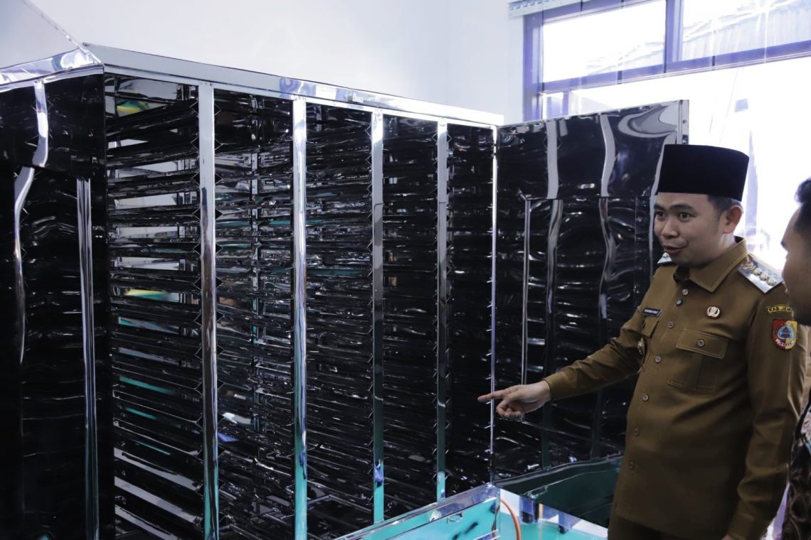 Kuota 220 Dapur Penuh, Jember Diproyeksikan Jadi Kabupaten Realisasi MBG Tercepat 1 Kabupaten Realisasi MBG Tercepat: Bupati Jember Muhammad Fawait saat meninjau Satuan Pelayanan Pemenuhan Gizi (SPPG) di Dusun Kraton, Desa Wonoasri, Kecamatan Tempurejo, Kabupaten Jember. (Foto: Dok. Pemkab Jember)