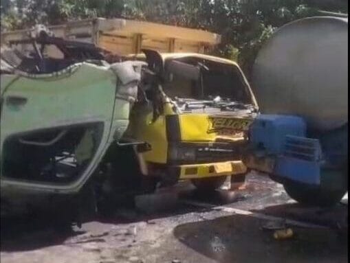 Dua Orang Luka Dalam Kecelakaan Beruntun Libatkan Enam Kendaraan di Pasuruan 1 Kecelakaan beruntun melibatkan enam kendaraan