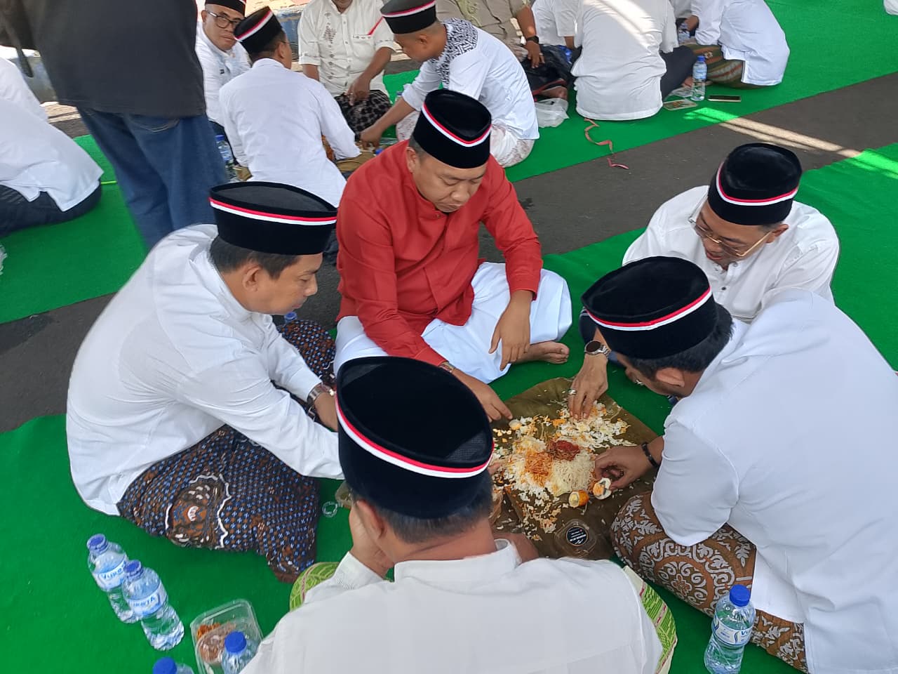 Nasi Tabheg, Cita Rasa Pesantren Hangatkan Peringatan Hari Santri di Kabupaten Situbondo 2 Nasi Tabheg