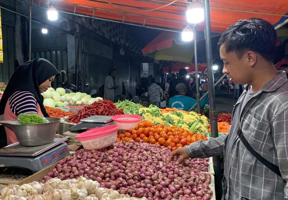 Statistik Hortikultura Kabupaten Mojokerto: Bawang Merah Masih Jadi Andalan 1 Pelapak bawang merah sedang melayani pembeli (Diki for TJ)