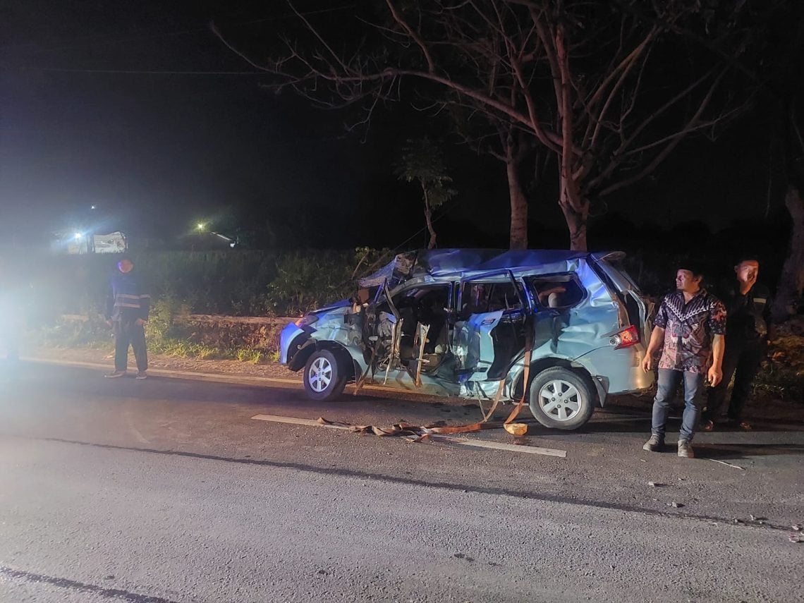 Dua Penumpang Mobil Rombongan Pengantin asal Pati Tewas Tabrak Truk di Pantura Tuban 1 Mobil Rombongan Pengantin