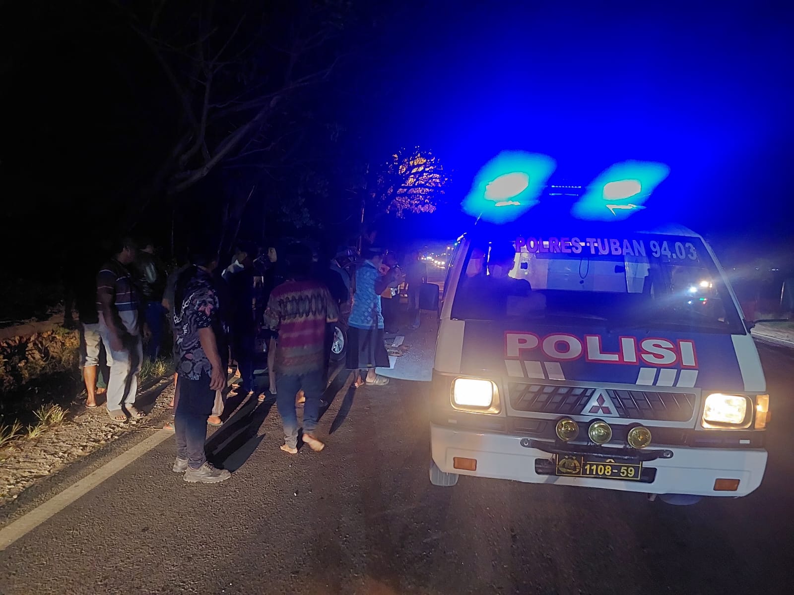 Dua Penumpang Mobil Rombongan Pengantin asal Pati Tewas Tabrak Truk di Pantura Tuban 2 Mobil Rombongan Pengantin