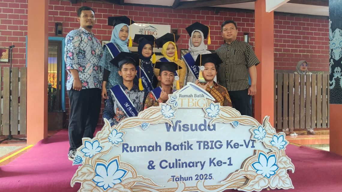 Trainer kelas disabilitas Rumah Batik TBIG Joko Padmanto (paling kiri) foto bersama anak didiknya dari penyandang difabel saat wisuda keenam angkatan ke-9 di Rumah Batik TBIG, Jl Kampung Singgah, RT 12, RW 04, Kelurahan Gumawang, Kecamatan Wiradesa, Kabupaten Pekalongan, Jatim, Kamis pagi (09/10/2025). (Foto: Dwi Lindawati/Tugu Jatim)
