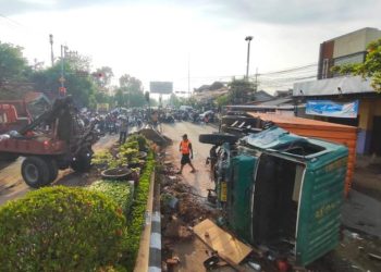 Truk kontainer terguling