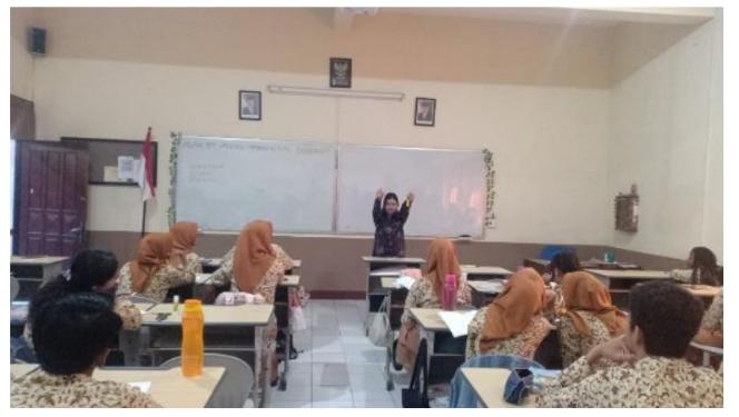 Mahasiswa UM Kembangkan Soft Skill dan Hard Skill Lewat Program Asistensi Mengajar di SMAN 1 Batu 1 UM