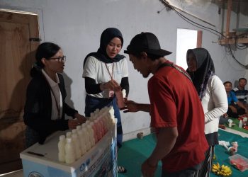 Tim Resona Saintek Polije Bagikan Susu Gratis, Pererat Kolaborasi dengan Peternak Jember 10 Tim Resona Saintek Polije
