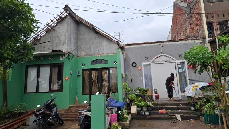 Rumah rusak di Dau.