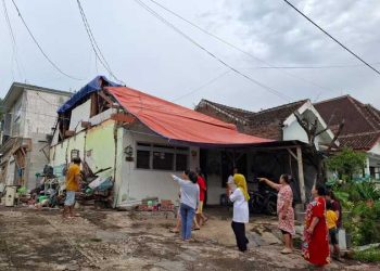 Rumah rusak.