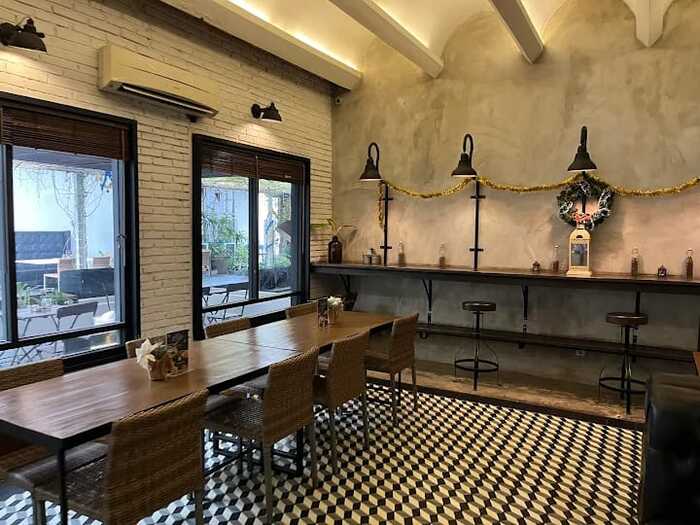 8 Daftar Cafe Aesthetic Surabaya Low Budget, Nongki Hemat di Spot Instagramable 2 Cafe aesthetic di Surabaya.