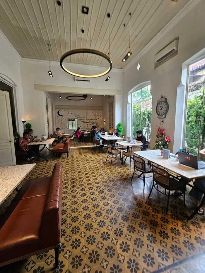 8 Daftar Cafe Aesthetic Surabaya Low Budget, Nongki Hemat di Spot Instagramable 8 WhatsApp Image 2025 11 07 at 17.50.09 1 1