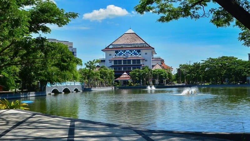 Kampus tertua di Jawa Timur 2026.