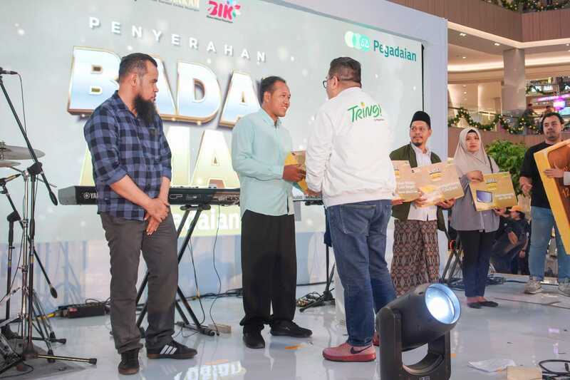 Pegadaian Surabaya Serahkan Hadiah Badai Emas 2025, Nasabah Asal Madiun Bawa Pulang Emas 124 Gram 2 Pegadaian Kanwil Surabaya.