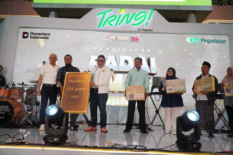 Pegadaian Surabaya Serahkan Hadiah Badai Emas 2025, Nasabah Asal Madiun Bawa Pulang Emas 124 Gram 1 Pegadaian Surabaya.
