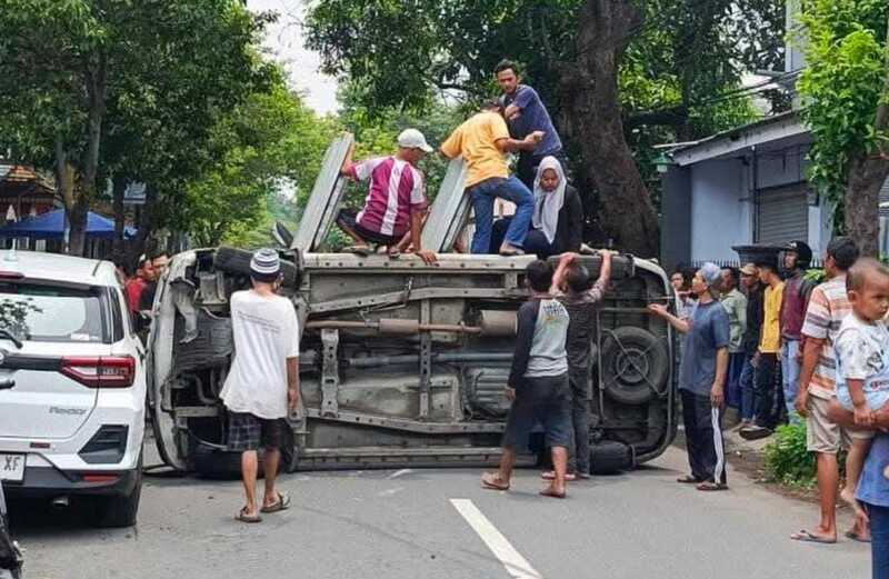 Diduga Hindari Motor, Mobil Avanza di Gentong Pasuruan Terguling di Tengah Jalan 1 Mobil Avanza.