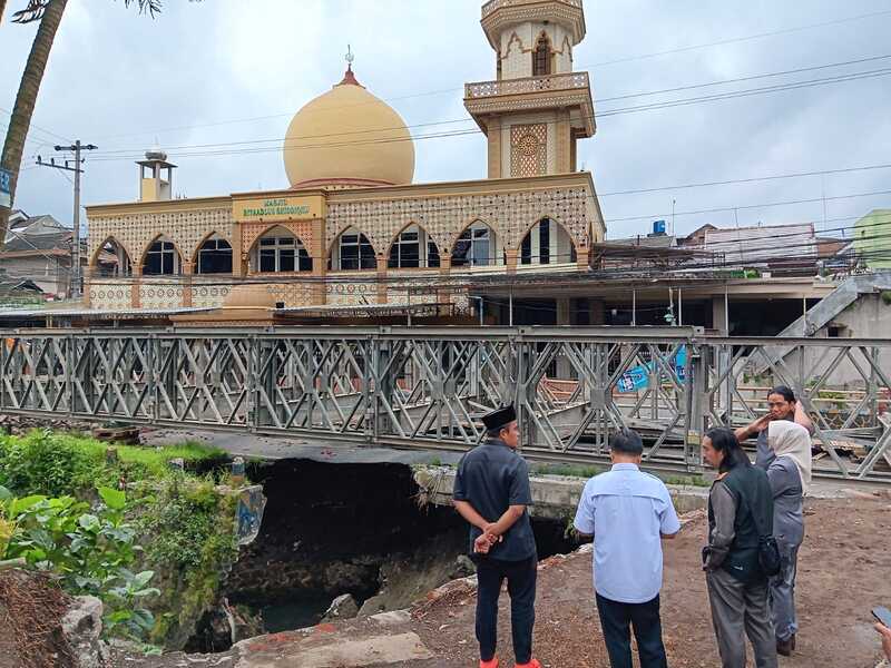 Jembatan bailey Sonokembang.