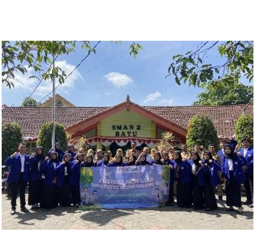 Mahasiswa UM di SMAN 2 Batu..