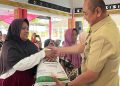 Paket sembako gratis.