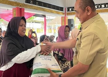 Paket sembako gratis.