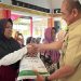 Paket sembako gratis.
