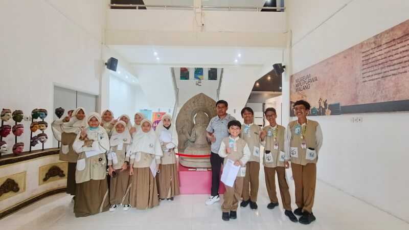 SD Insan Amanah Malang Buka Kelas Jurnalistik, Belasan Siswa Antusias Belajar Jadi Wartawan Cilik dan Fotografer 5 WhatsApp Image 2025 11 15 at 18.46.23 2