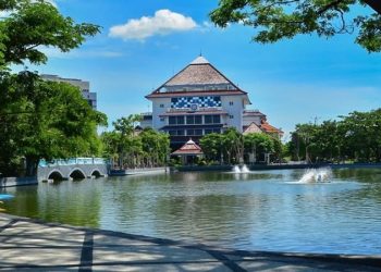 Kampus tertua di Surabaya.