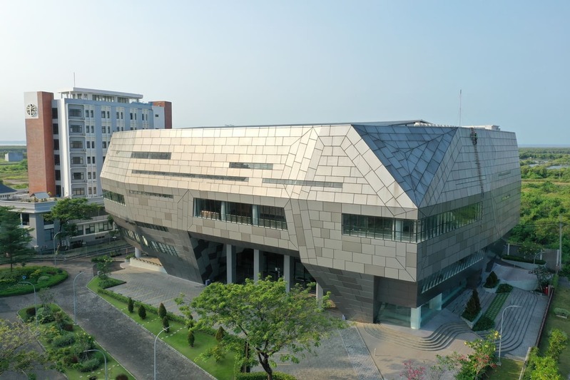 Kampus tertua Kota Surabaya 2026.
