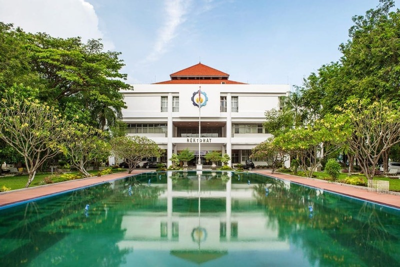 Kampus tertua Surabaya.