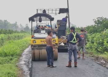 Jalan rusak di Sidomulyo.
