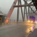 Update! Kepulan Asap Vulkanik Erupsi Semeru Batasi Pandangan Pengendara di Jembatan Besuk Kobo’an Lumajang 8 Vulkanik erupsi Semeru.
