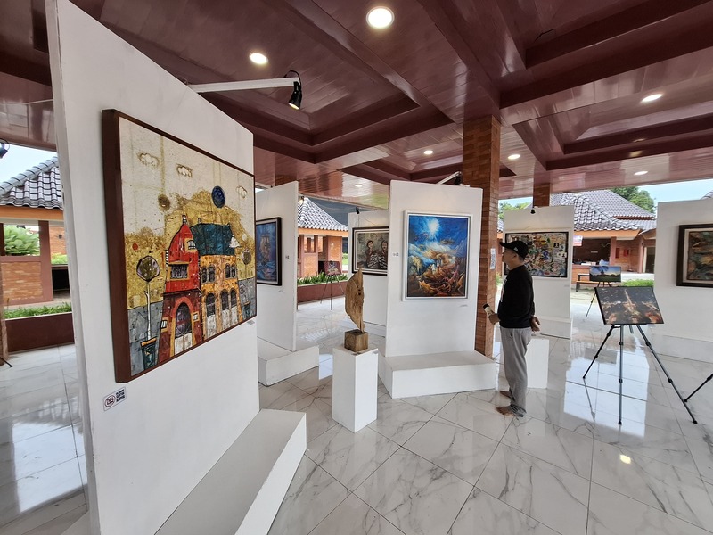 Vibes Terbaik Pameran Seni Rupa di Kota Mojokerto, Suguhkan Isu Sosial hingga Paparan Mikroplastik 1 Pameran seni rupa.