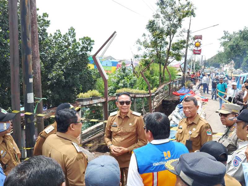 Jembatan Embong Brantas ambrol.