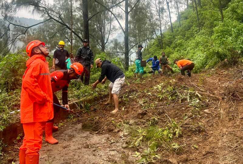 Tanah Longsor di Cangar-Pacet, Jalur Alternatif ke Kota Batu Lumpuh Total 1 Jalur alternatif ke Kota Batu.