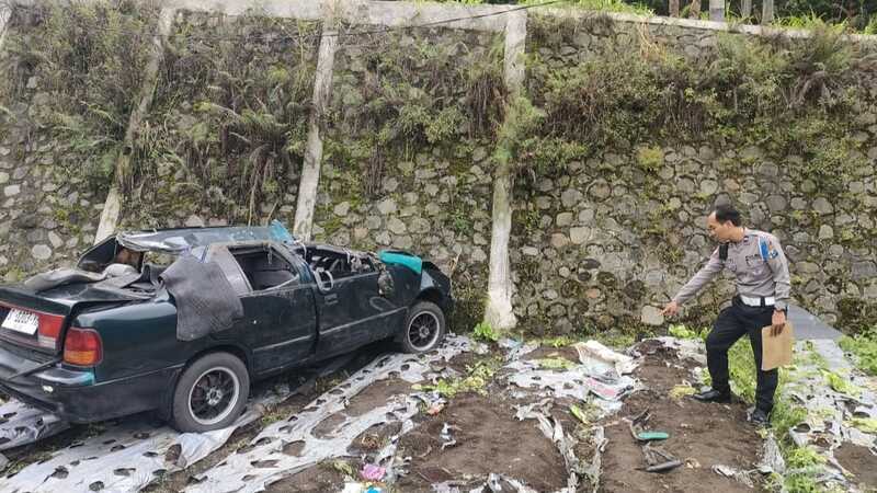 Kronologi Mobil Masuk Jurang di Pujon Malang: 3 Warga Jombang Luka-Luka 2 Mobil masuk jurang di Pujon Malang.